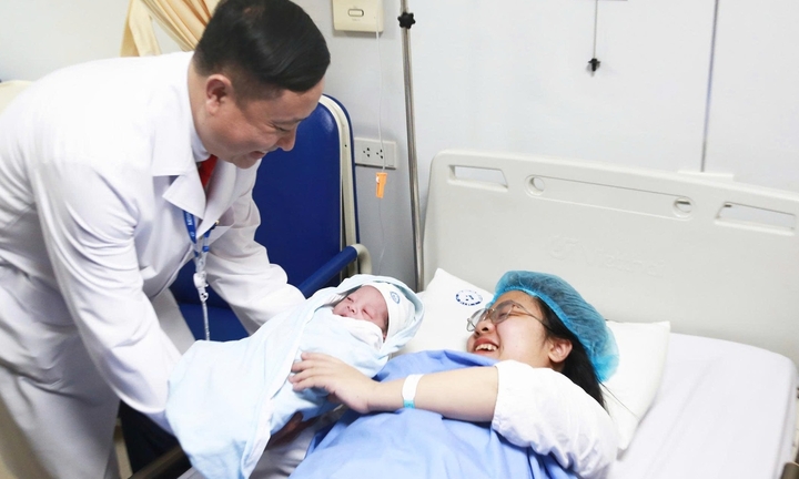 Tiếng khóc chào đời phút giao thừa Bính Ngọ tại các bệnh viện sản lớn