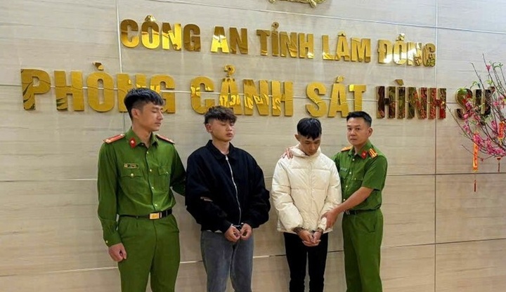 Bắt 2 thanh niên cướp tiệm vàng sau 16 giờ gây án