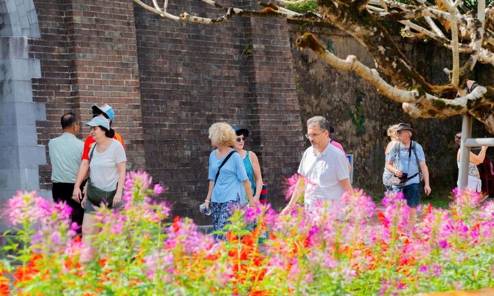 Khách Tây thích thú trải nghiệm du xuân trong Đại nội Huế ngày đầu năm mới