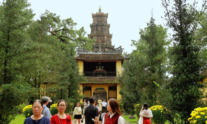 Cổ tự xứ Huế nườm nượp người đến lễ cầu an những ngày đầu năm mới