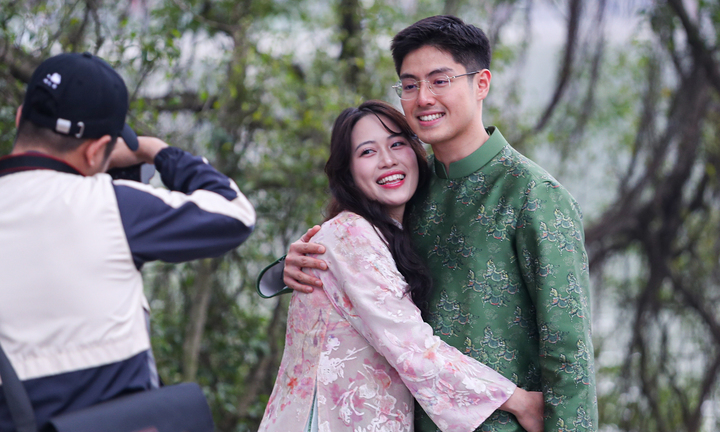 Người dân tấp nập du xuân, check-in loạt điểm nổi tiếng trung tâm Thủ đô