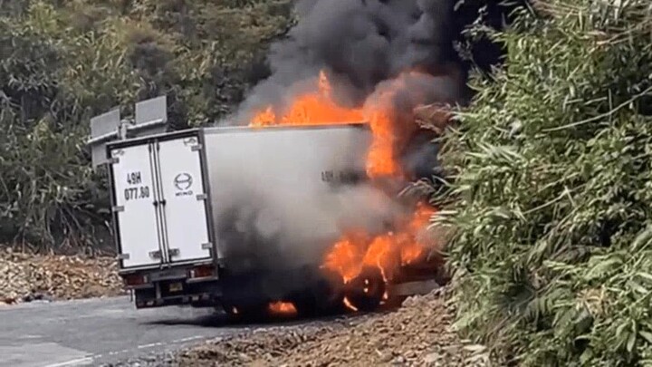 Xe tải bốc cháy dữ dội trên đèo Khánh Lê nối Đà Lạt và Nha Trang