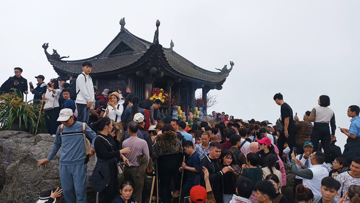 Chùa Đồng trên đỉnh Yên Tử ken đặc người trong ngày mùng 3 Tết