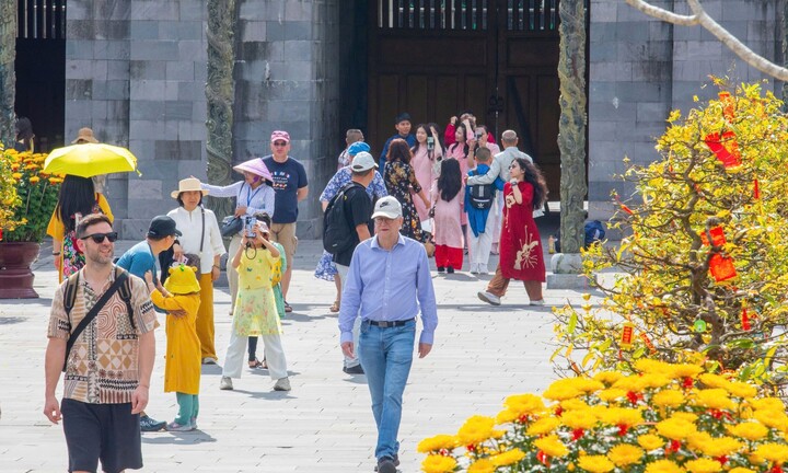 Huế đón gần 350.000 lượt khách trong 6 ngày nghỉ Tết, thu trên 736 tỷ đồng 