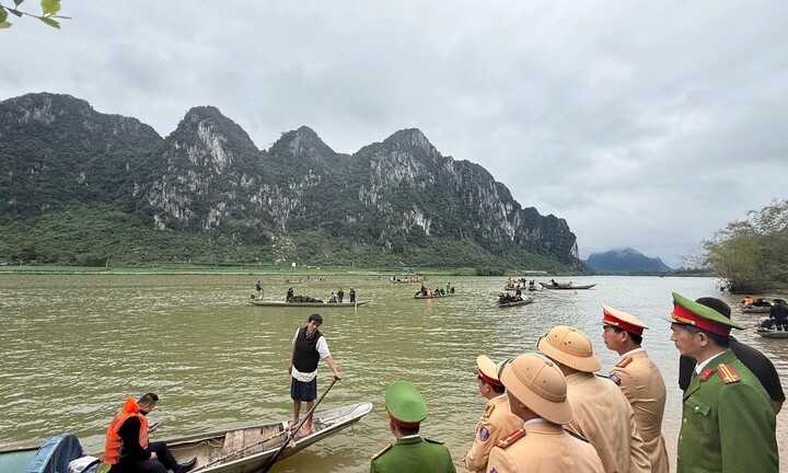 Huy động hơn 100 người tìm kiếm 2 người mất tích vụ lật đò ở Quảng Trị