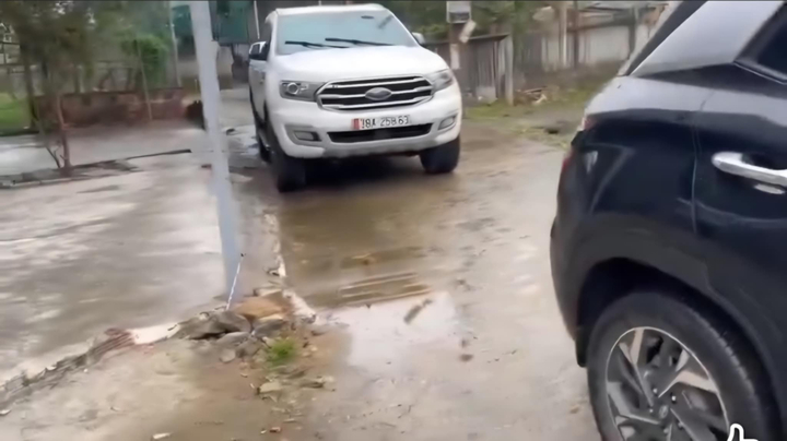 Tài xế đỗ xe chặn lối đi còn thách thức 'đỗ đến mai' nhận 'mưa gạch đá' từ dân mạng