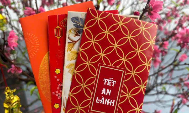 Từ bao giờ mừng tuổi 10 nghìn đồng lại khiến người mừng phải run run giải thích?