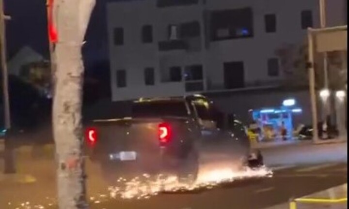 Lâm Đồng: Ô tô bán tải kéo lê xe máy gần 1km, một người tử vong