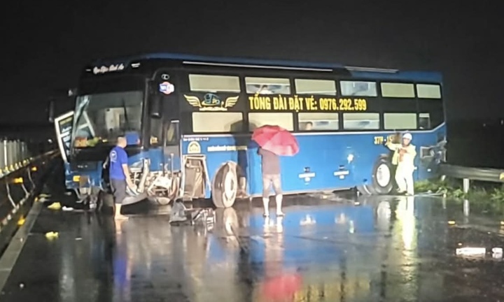 Xe khách vắt ngang đường sau cú va chạm ô tô trên cao tốc Hàm Nghi - Vũng Áng