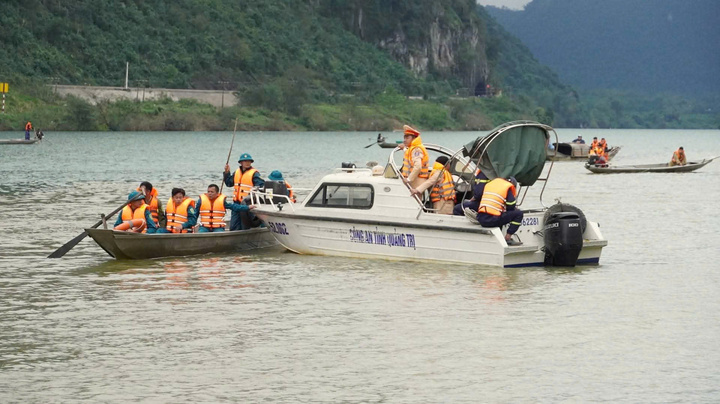 Hiện trường tìm kiếm 2 nạn nhân mất tích vụ lật thuyền ở Quảng Trị