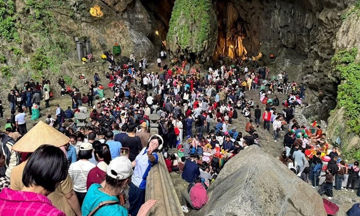 '15 phút mới nhích được một bước' tại hội chùa Hương