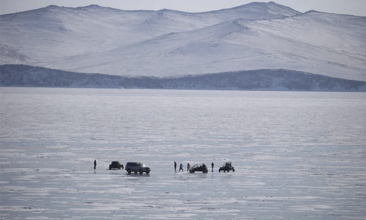 Nga: Xe chìm xuống hồ sâu nhất thế giới, du khách Trung Quốc nghi thiệt mạng