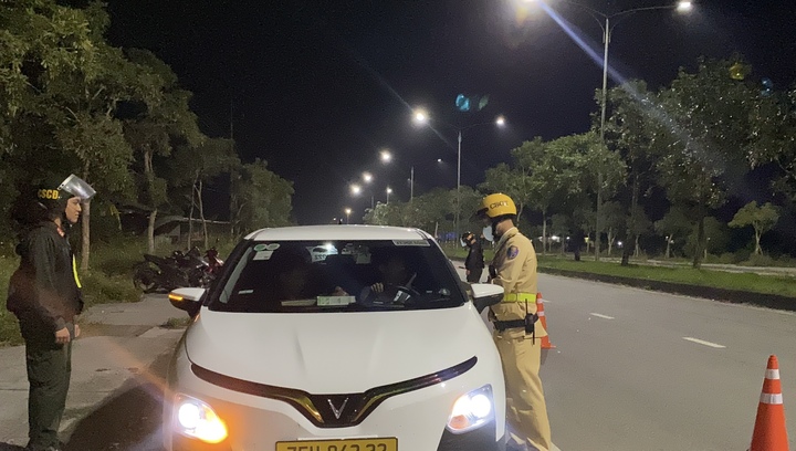 CSGT TP Huế xuyên đêm xử lý 'ma men' dịp đầu năm mới Bính Ngọ