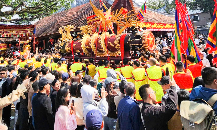 Trai tráng rước 'ông pháo' qua biển người ngày mùng 4 Tết