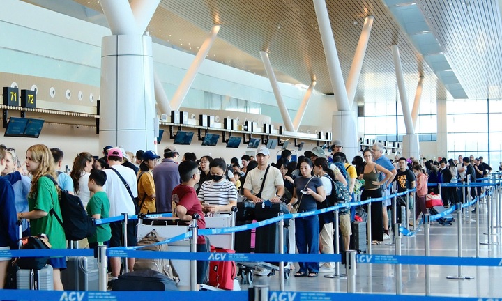 Sân bay Tân Sơn Nhất đón lượng khách kỷ lục 10 năm qua