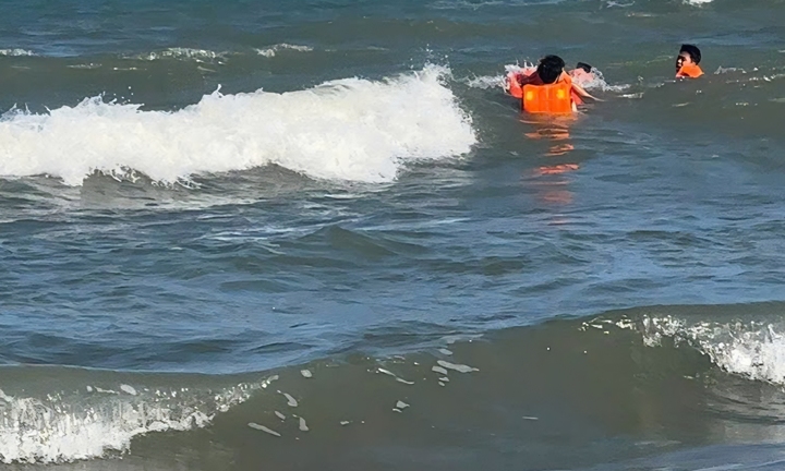 3 cha con đuối nước khi tắm biển ở Quảng Ngãi