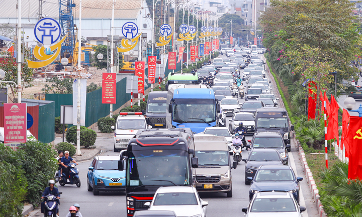 Người dân đổ về Thủ đô sau kỳ nghỉ Tết, ô tô xếp hàng dài chờ di chuyển