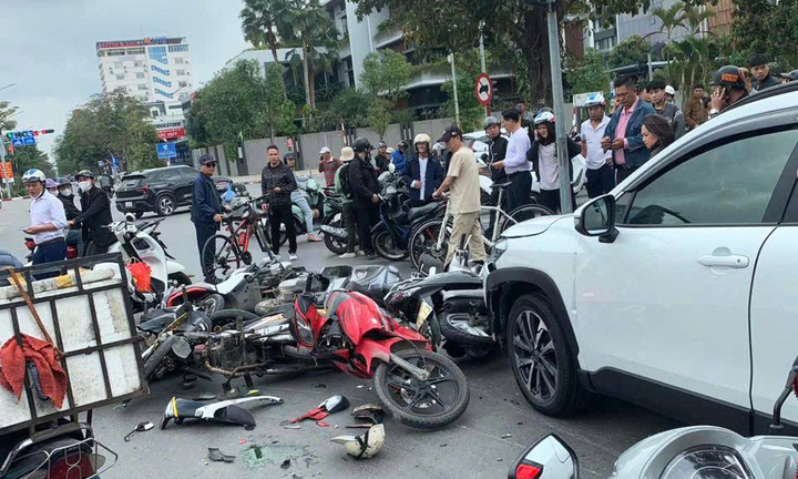 Ô tô tông loạt xe máy đang dừng đèn đỏ ở Hải Phòng, hai người nhập viện