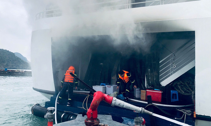 Cháy tàu du lịch trên biển Hải Phòng