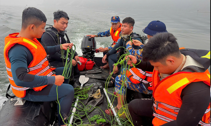Đặc công Hải quân tìm thấy 1 thi thể vụ lật tàu chở khách trên hồ Thác Bà