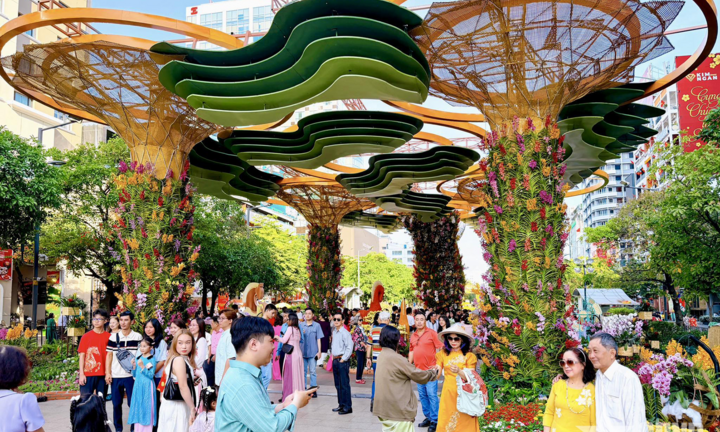 Đường hoa Nguyễn Huệ đón 1,8 triệu khách, TP.HCM giữ đại cảnh ngựa đến tháng 3