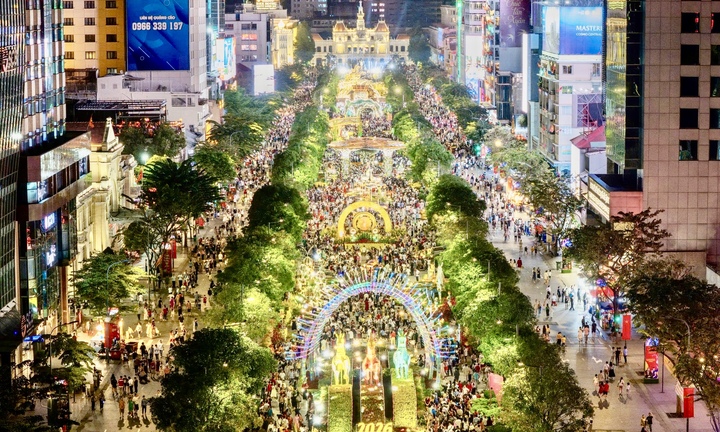 'Biển người' đổ về Đường hoa Nguyễn Huệ trong ngày bế mạc