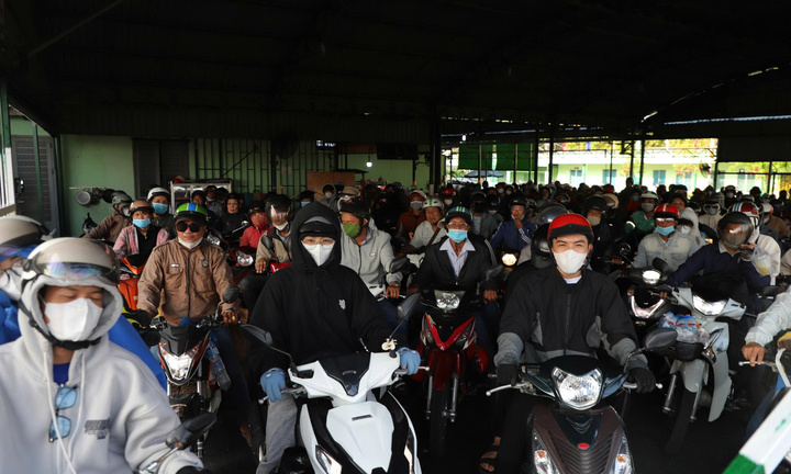 Dòng người trở lại TP.HCM và Đồng Nai làm việc, ùn tắc 2km ở phà Cát Lái 