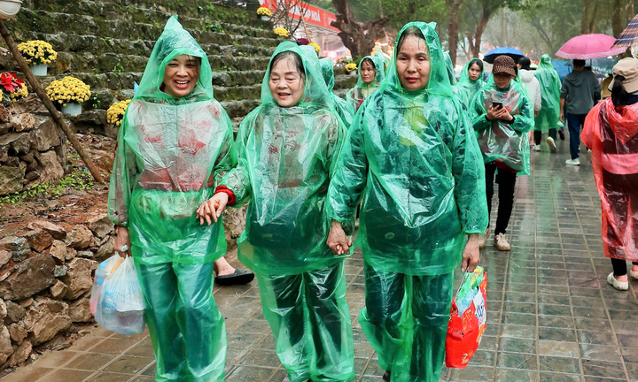 Mưa xuân nặng hạt, hàng vạn người vẫn đội mưa trẩy hội Chùa Hương