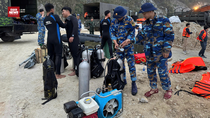 Đặc công Hải quân xuyên đêm tìm nạn nhân vụ lật tàu trên hồ Thác Bà