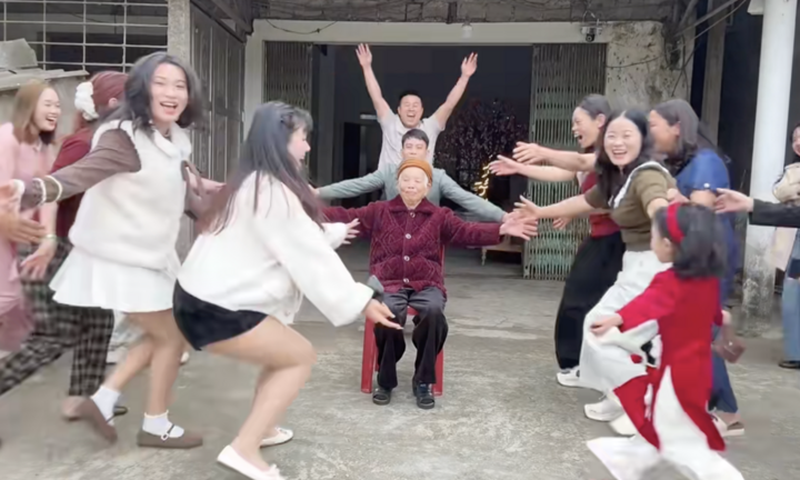 Trend 'chạy vào ôm ông bà' gây sốt mạng đầu năm mới Bính Ngọ