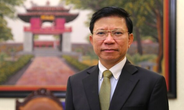 Hiệu trưởng Trường Đại học KHXH&NV nhận Huân chương Cành cọ hàn lâm của Pháp