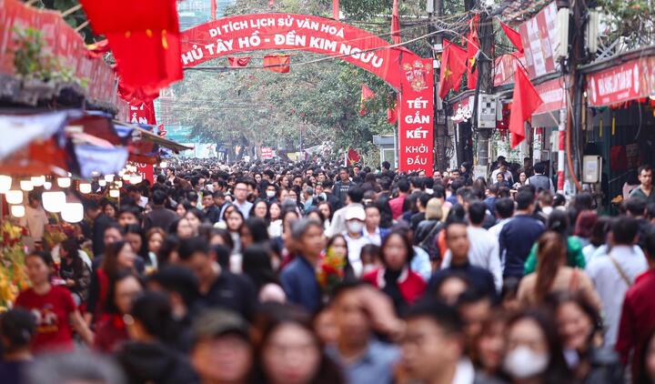 Tranh thủ giờ nghỉ trưa, người dân đổ về Phủ Tây Hồ cầu may