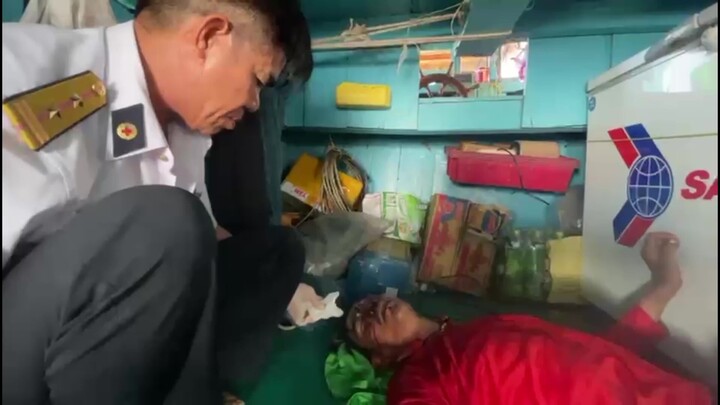 Nhà giàn DK1/10 cấp cứu ngư dân gặp nạn trên biển