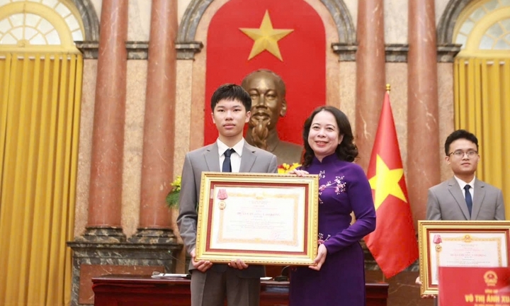 'Cú đúp' Huy chương Vàng Olympic Vật lý và bản lĩnh tự học của cậu học trò xứ Nghệ