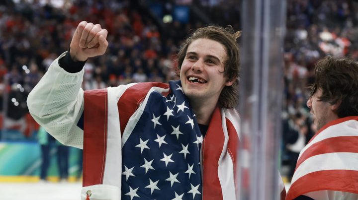 VĐV bị đánh gãy răng vẫn ghi bàn, Mỹ đoạt HCV khúc côn cầu trên băng Olympic