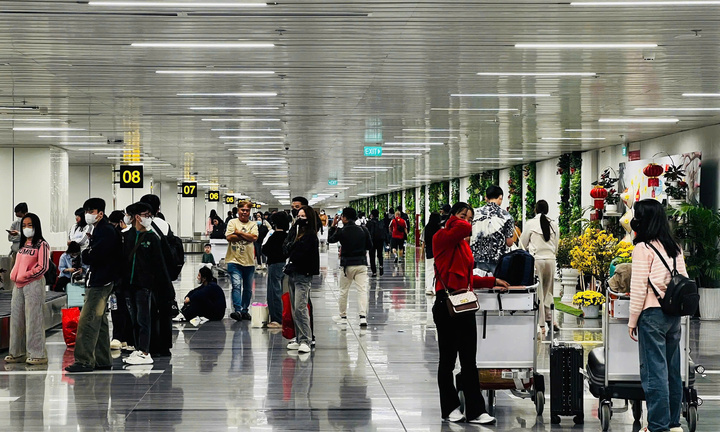 Hơn 104.000 người về TP.HCM qua sân bay Tân Sơn Nhất ngày đầu đi làm sau Tết