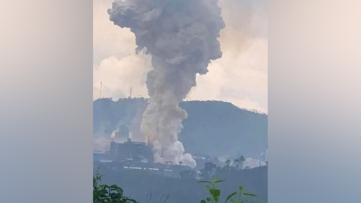 Khoảnh khắc nổ bồn chứa tại nhà máy phốt pho Lào Cai, 1 người tử vong