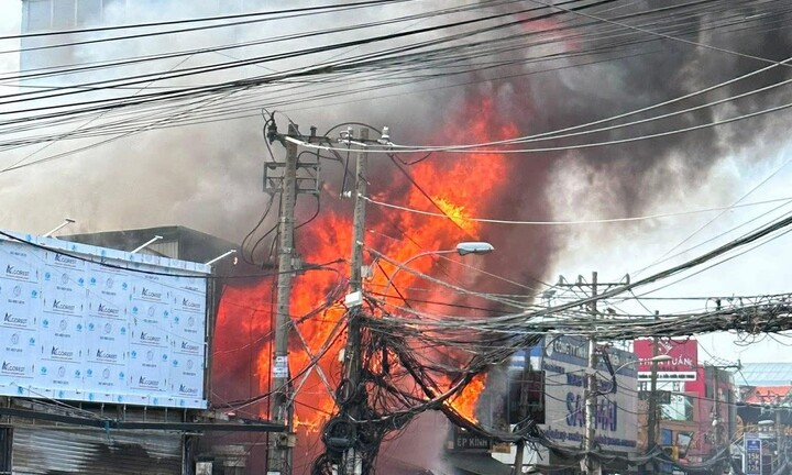 Cháy lớn tại cửa hàng bán đồ gỗ ở TP.HCM