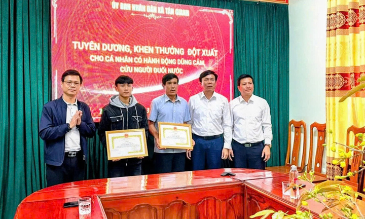 Khen thưởng 2 cha con dũng cảm cứu người trong vụ lật thuyền trên sông Gianh