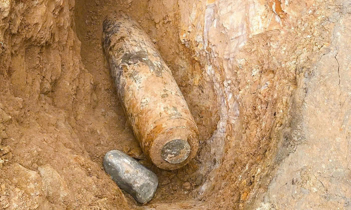 Phát hiện bom nặng hơn 2 tạ trong vườn nhà dân, cách móng nhà chỉ 40cm