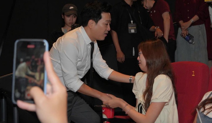 Trường Giang gây xúc động khi hứa bảo trợ viện phí cho gia đình khán giả tại rạp