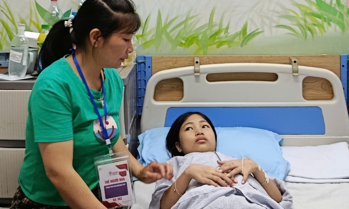 Chồng mất, con trai qua đời, mẹ bất lực nhìn con gái nguy kịch vì không có tiền