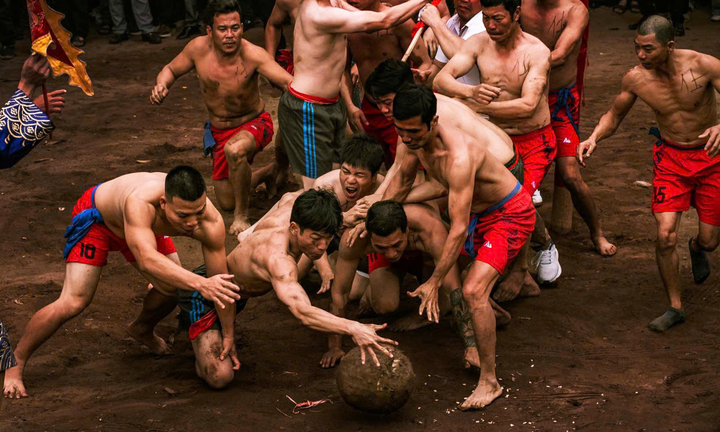 Về Hưng Yên xem trai tráng mình trần vật cầu làm bằng củ chuối hột