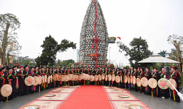 Hàng nghìn người tìm về Đông Đô Village nghe quan họ, tham quan Tháp Thần Nông
