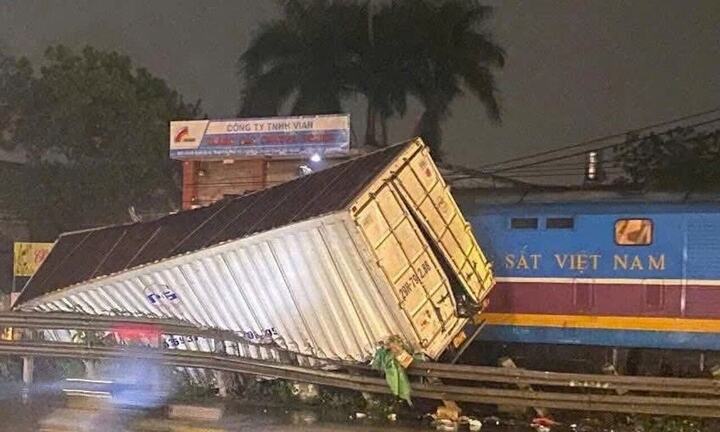  Cố vượt qua đường ngang, ô tô tải bị tàu hoả tông bẹp rúm ở Hà Nội