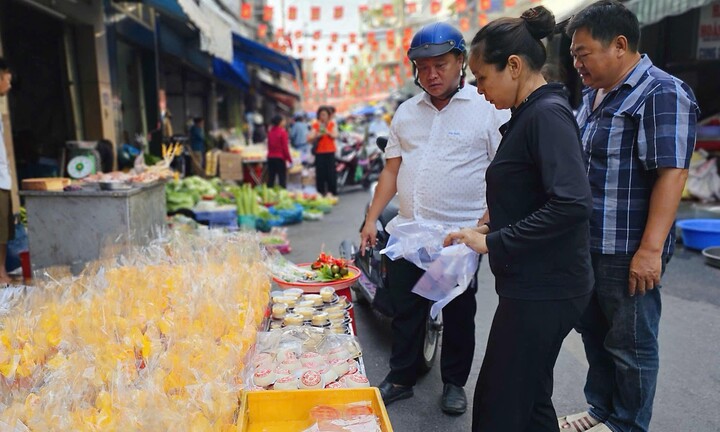 Thị trường hoa tươi, đồ cúng sôi động trước ngày vía Thần Tài