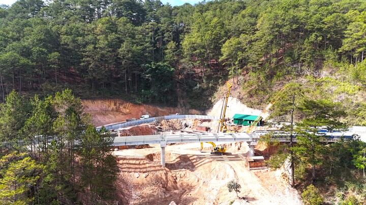 Cận cảnh cầu cạn qua điểm sạt lở khổng lồ trên đèo Mimosa tại Đà Lạt