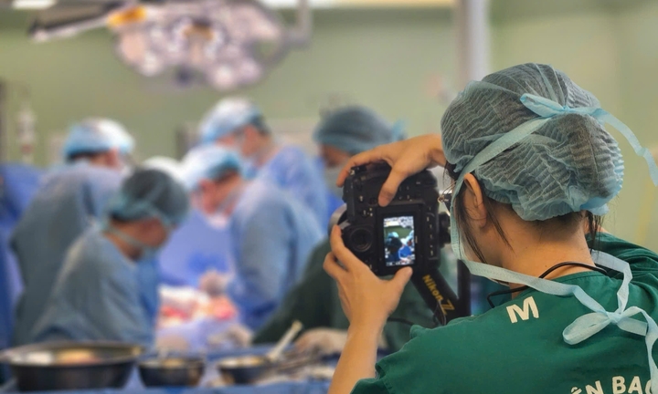 Người phụ nữ lặng lẽ ghi lại những khoảnh khắc sinh tử sau cánh cửa phòng mổ