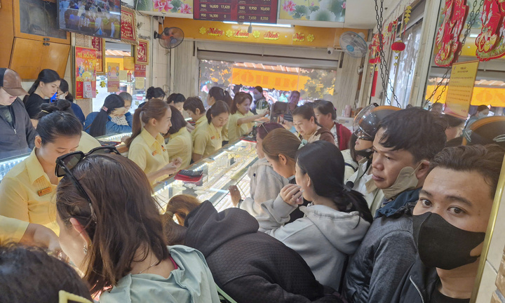 Đổi cách sắm vàng ngày Thần Tài, các tiệm vàng ở TP.HCM bớt cảnh khách xếp hàng