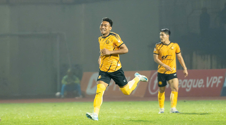 CLB Thanh Hóa dùng thủ môn thay tiền đạo: Gồng mình để tồn tại nơi đáy vực